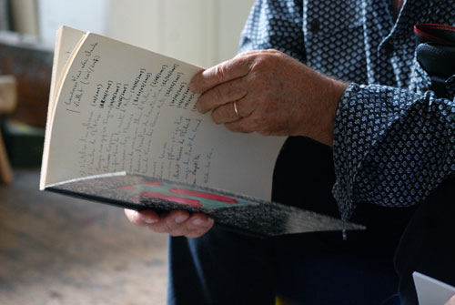 conversationsViallat01 Claude Viallat feuillette le manuscrit de Jacques Maigne
