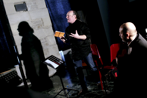 ludo©sbarbier Ludovic Pautier lit ses poèmes, Toni Hernandez à la guitare et Jean-Louis Duzert projette ses photos.